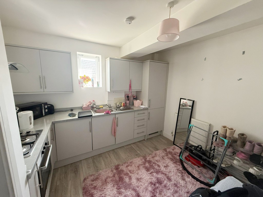 Lot: 92 - FLAT FOR INVESTMENT - Kitchen and dining room